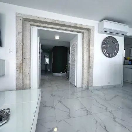 Lujoso El Laguito Apartment *